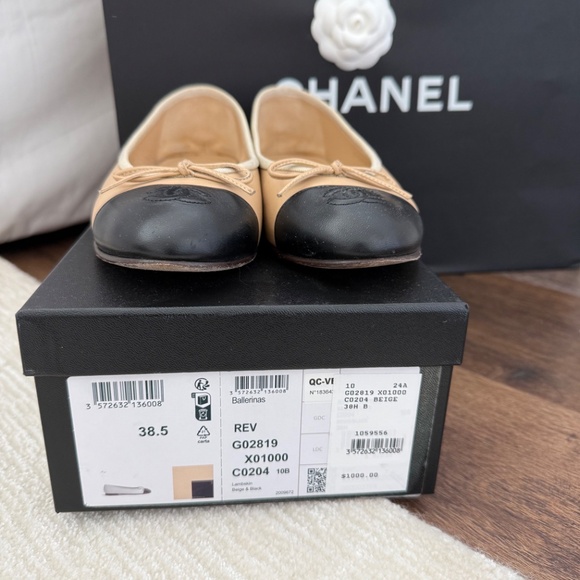 Chanel Ballerina Flats in classic Beige & Black - Picture 2 of 8